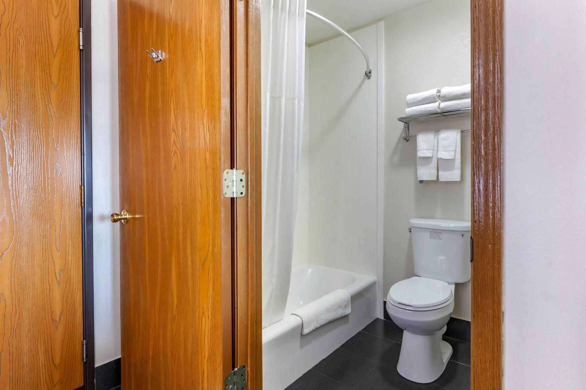 Quality Inn New London Экстерьер фото