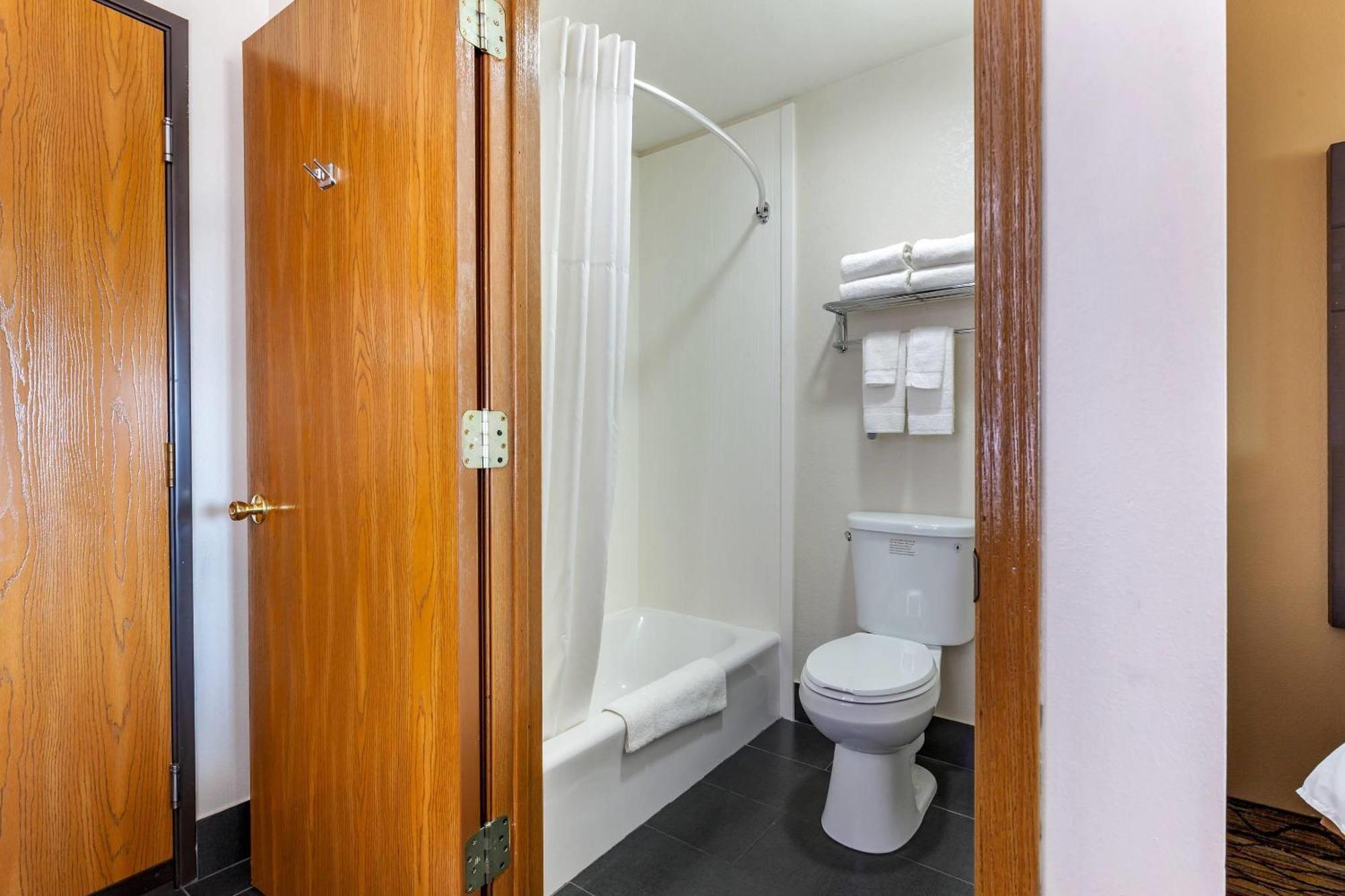Quality Inn New London Экстерьер фото